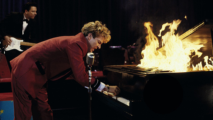 кадр из фильма Great Balls Of Fire, dennis quaid, горящее пианино
