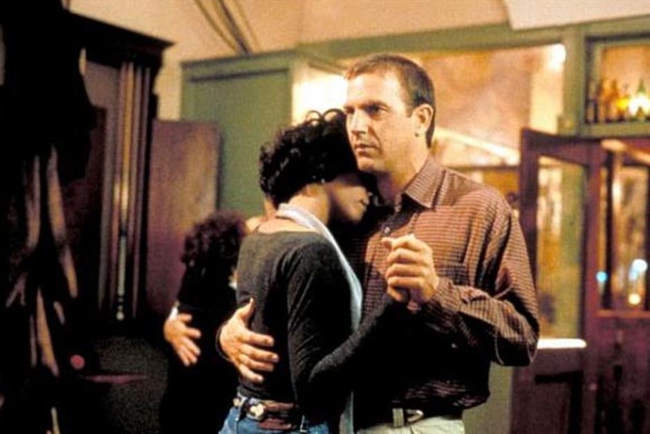 Фрэнк и Рэйчел танцуют в баре на свидании, фильм Телохранитель 1992, Кевин Костнер, Уитни Хьюстон