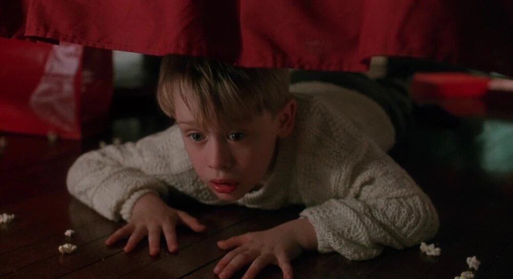 Кевин прячется под кроватью, кадр из фильма Один Дома