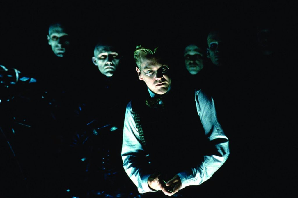Кифер Сазерленд, кадр из фильма Темный Город, 1998
