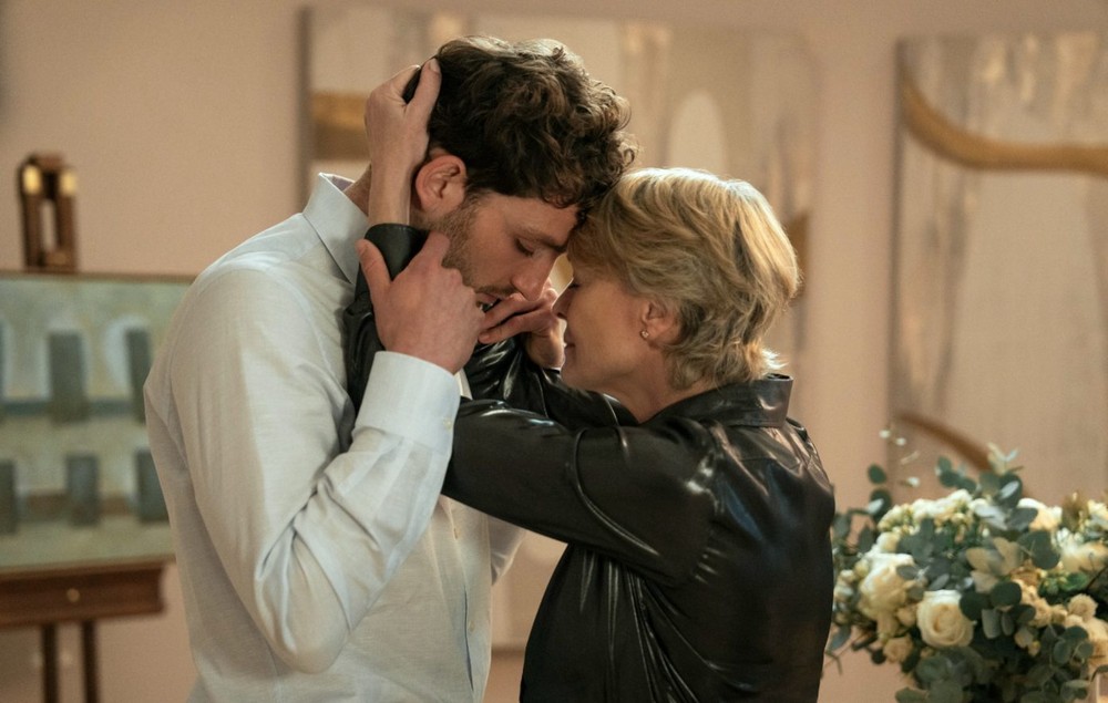 сын Дэниэль и мама Лаура, кадр из сериала The Girlfriend 2025